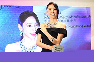 香港艺人谭凯琪于早前举行的媒体发布会上演绎香港展商荣宇集团(展位:CEC GH-G05)的一套总值超过855万元人民币的蓝宝石钻石首饰