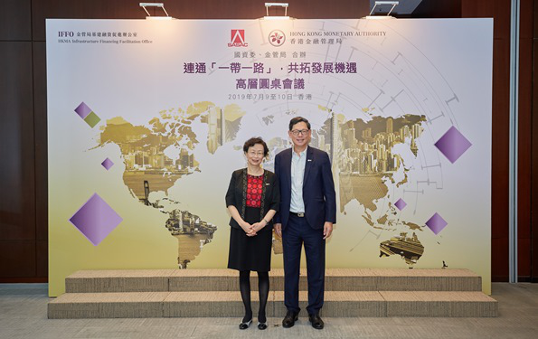香港金融管理局总裁陈德霖先生与国资委副主任赵爱明女士合照。  