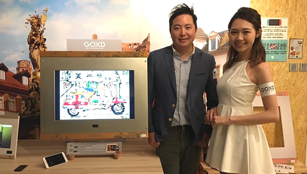GOXD Technology董事总经理黄仲豪(左)说,云端电子相架是大势所趋,把裸眼3D技术应用于云端电子相架能为消费者在欣赏照片时带来不一样的体验。
