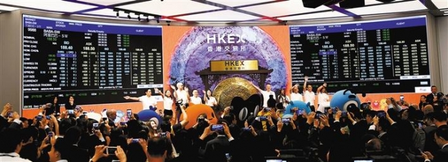 11月26日,阿里巴巴集团控股有限公司(阿里)正式在香港交易所挂牌上市,成为首个同时在美股和港股两地上市的中国互联网公司。新华社