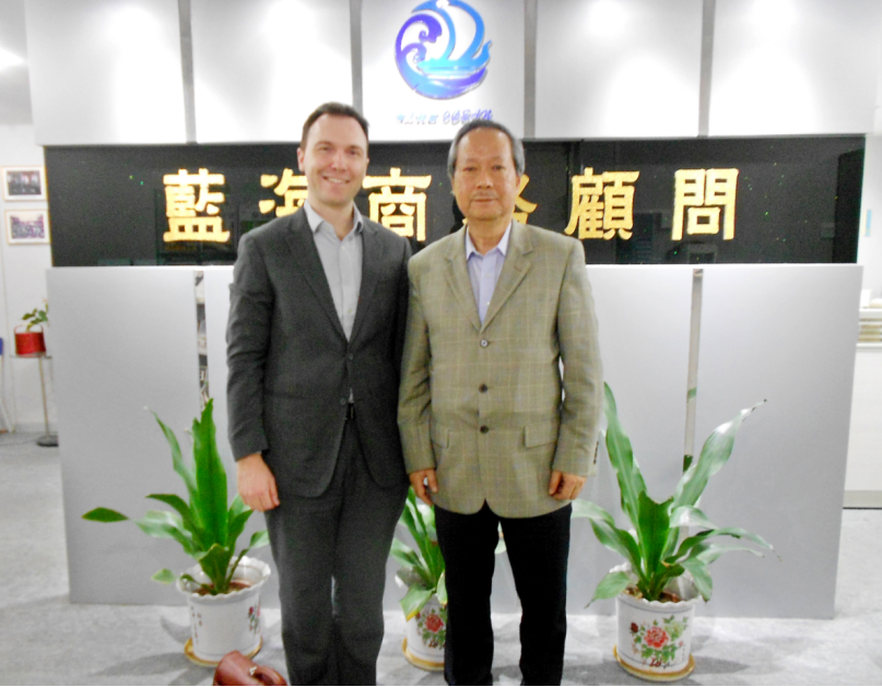张董与英国离岸信托基金中国区负责人合影